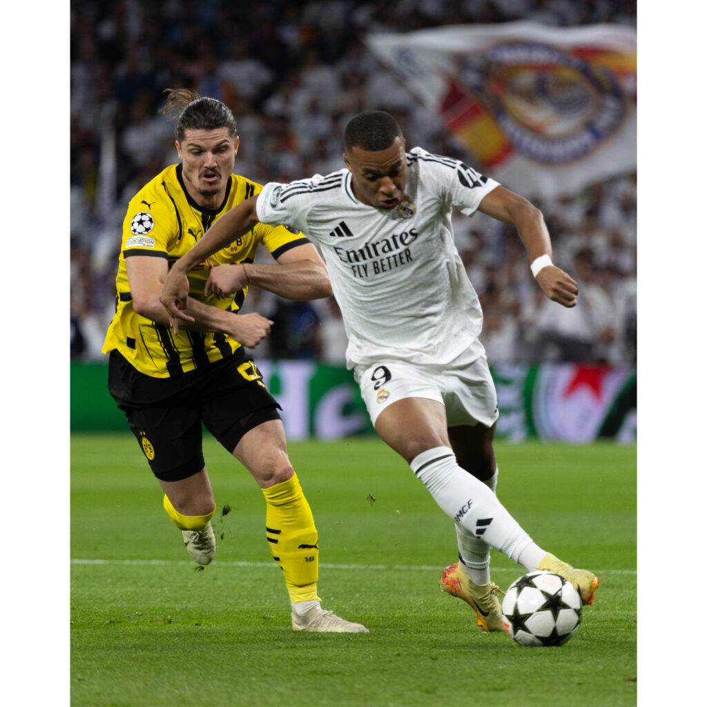 Mbappé conduciendo el balón Mbappé conduciendo el balón