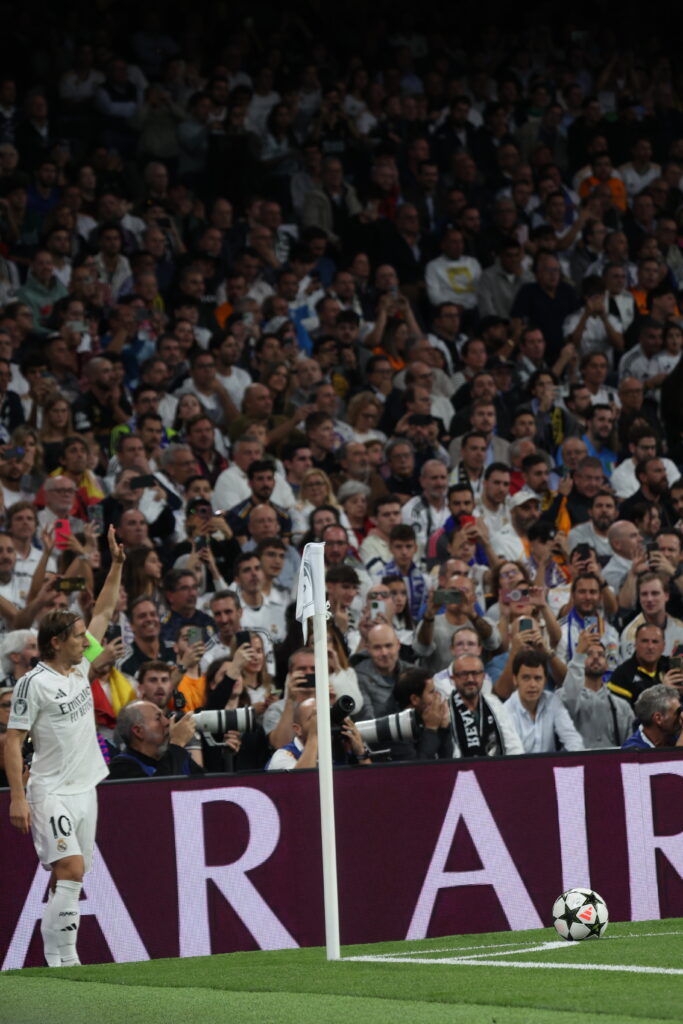 Modric a punto de cobrar un tiro de esquina Modric a punto de cobrar un tiro de esquina