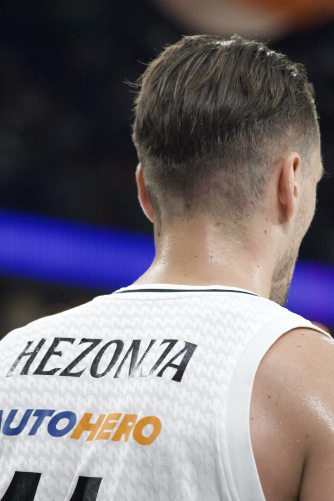 Hezonja de espaldas Hezonja de espaldas