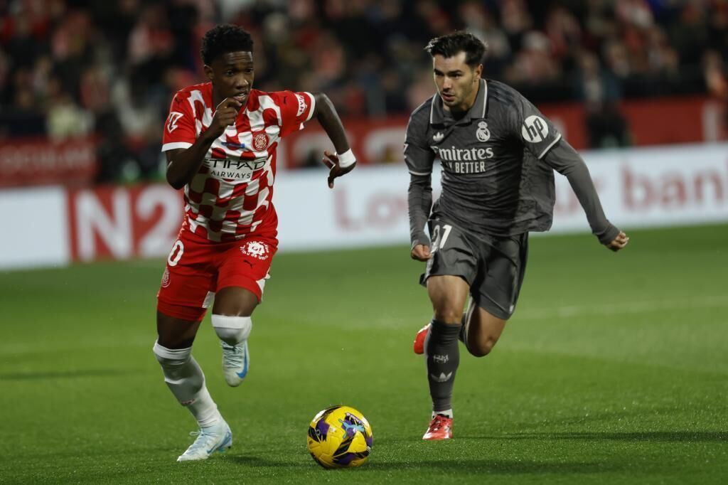 Brahim conduciendo el balón en Montilivi Brahim conduciendo el balón en Montilivi