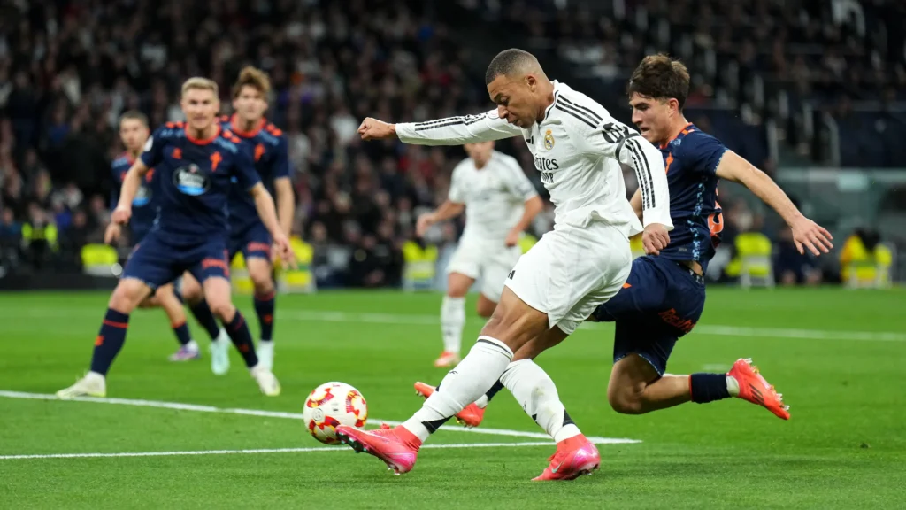 Mbbapé rematando a portería en el Bernabéu frente al Celta de Vigo 