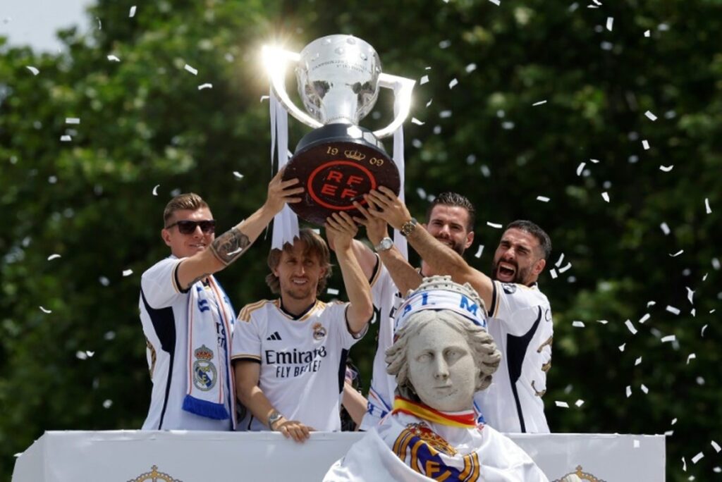 Capitanes del Real Madrid ofrecen la liga a la diosa Cibeles Capitanes del Real Madrid ofrecen la liga a la diosa Cibeles