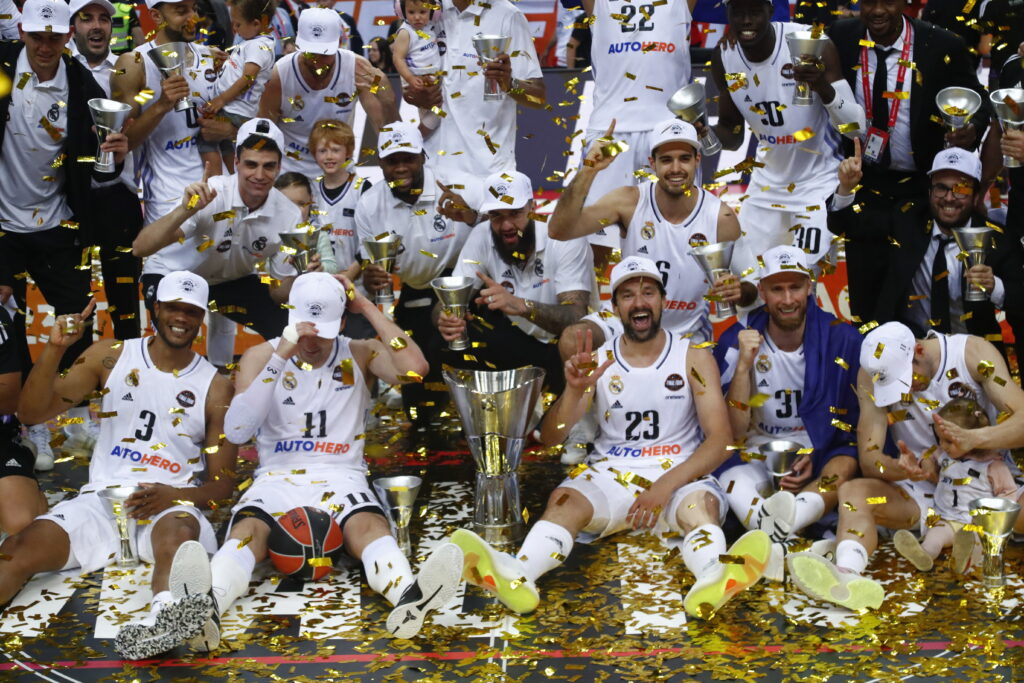 Jugadores del Real Madrid baloncesto celebrando la euroliga 22-23 Jugadores del Real Madrid baloncesto celebrando la euroliga 22-23