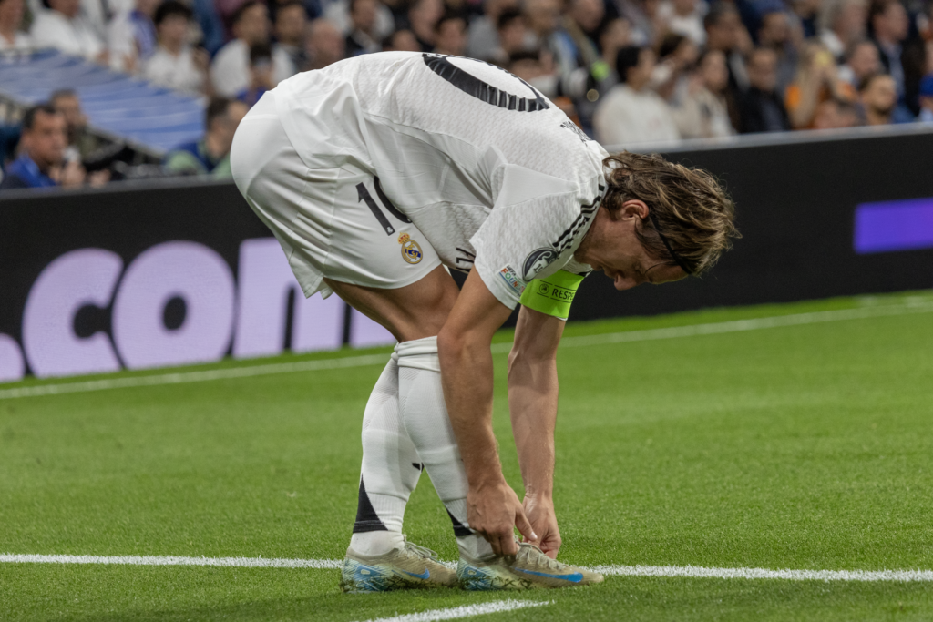 Luka Modric Luka Modric atándose los cordones